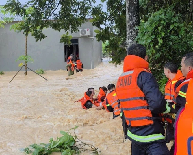 Local officers promptly rescue five members of a family isolated by violent floodwaters..