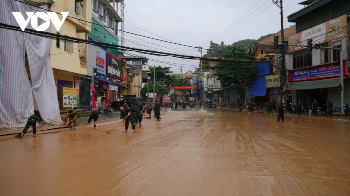 Army and police forces restore traffic on Hoang Hoa Tham and Nguyen Thai Hoc streets in Yen Bai ward, Lao Cai province