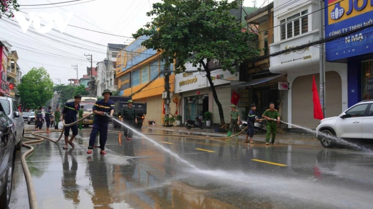 Fire prevention and fighting police in Lao Cai use fire engines to wash roads and sidewalks after flooding