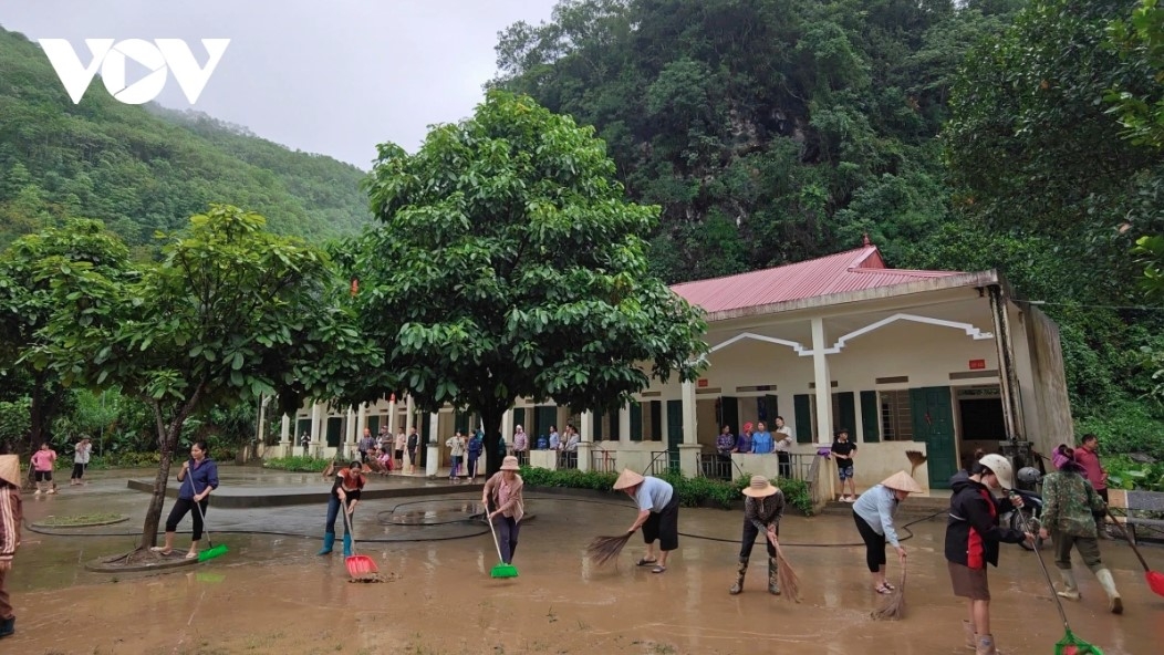Similar scenes unfold in Son La province, where teachers at Tan Lang primary and secondary schools rush to prepare for students’ return