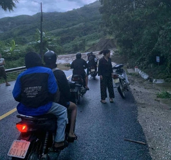 In Thanh Hoa province, prolonged rainfall has triggered multiple landslides, including a severe one on National Highway 217 through Tong village, which has completely cut off traffic.