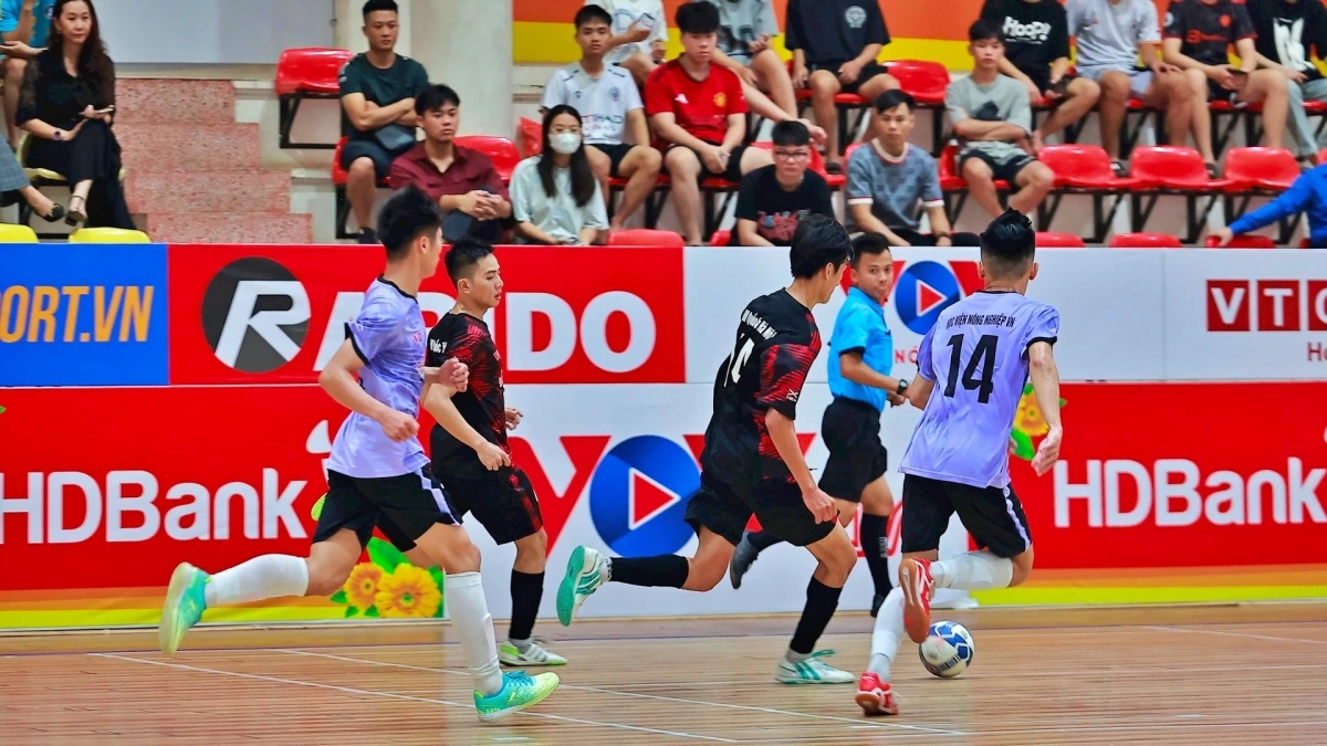 Giải Futsal HDBank Sinh viên khu vực Hà Nội 2024 thu hút lượng lớn sinh viên các trường đến sân theo dõi các trận đấu.