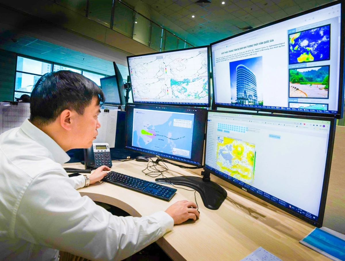 Chuyên gia của Cục Khí tượng Thủy văn nghiên cứu thực hiện tổ hợp các sản phẩm quan trắc radar thời tiết phục vụ dự báo cảnh báo sớm 
