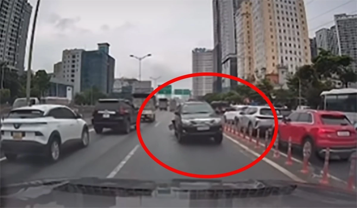 Phương tiện đi ngược chiều tại khu vực cầu vượt Mai Dịch