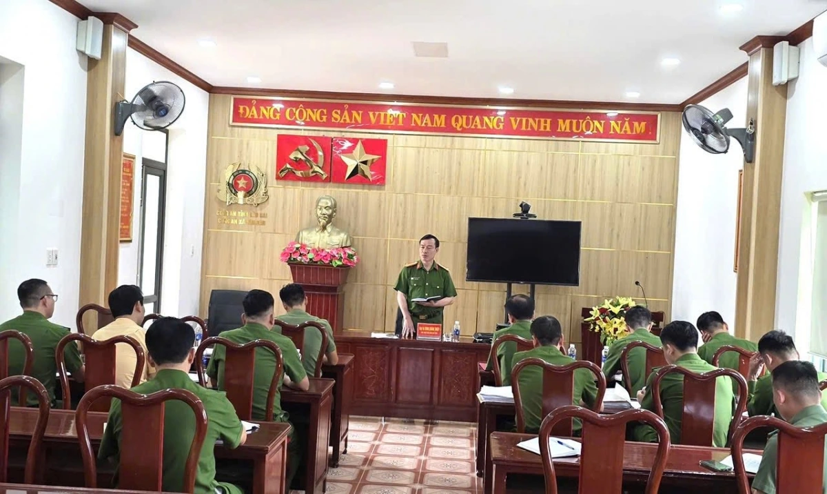 Phó Giám đốc Công an tỉnh chỉ đạo Phòng PK02 đưa 2 chó nghiệp vụ lên khu vực gặp nạn để tìm nạn nhân thứ 3 ( Ảnh: Công an xã Văn Bàn)