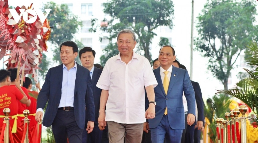 Party General Secretary To Lam, along with Politburo and Secretariat members and leaders of central ministries, agencies, and Hung Yen province, attend the groundbreaking ceremony for the PVF Stadium.