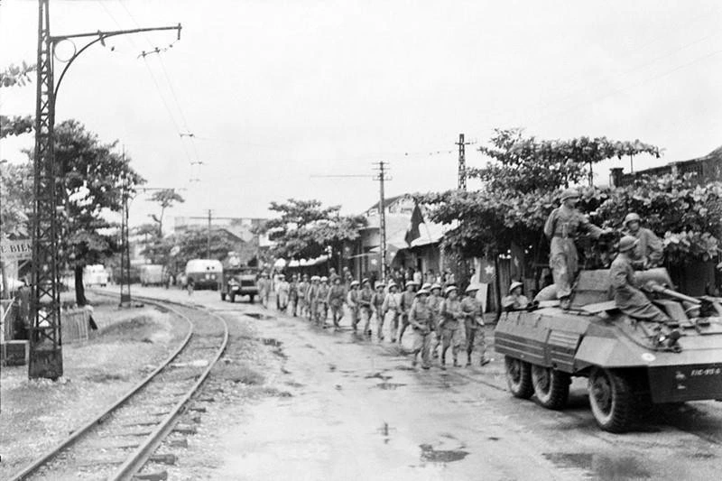 Quân Pháp rút đến đâu, Trung đoàn Thủ đô từ ô Cầu Giấy tiến vào tiếp quản đến đó, ngày 9/10/1954. (Ảnh: Tư liệu TTXVN)