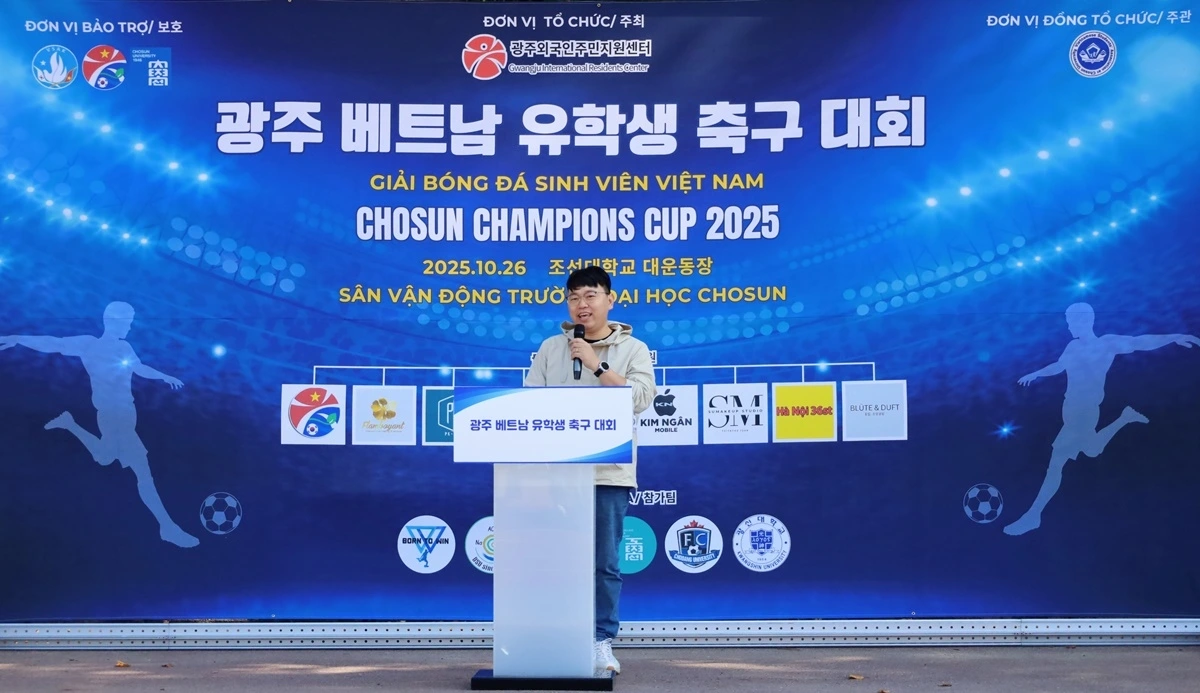 Đại diện cho phía nhà tài trợ, Anh Nguyễn Xuân Đạt - Giám đốc công ty KOKO  Infinite chia sẻ: “Với vai trò là người điều hành KOKO Infinite - doanh nghiệp hoạt động trong lĩnh vực giáo dục và truyền thông, hiện đang triển khai nhiều dự án kết nối hợp tác giữa Hàn Quốc và Việt Nam, tôi rất vinh dự được đồng hành cùng chương trình lần này. Thông qua sự kiện, tôi mong muốn có thể góp phần tạo ra một cộng đồng sinh viên Việt Nam tại Hàn Quốc năng động, đoàn kết và phát triển toàn diện, không chỉ về mặt học thuật và trí tuệ, mà còn về thể chất, tinh thần và các giá trị nhân văn…” 