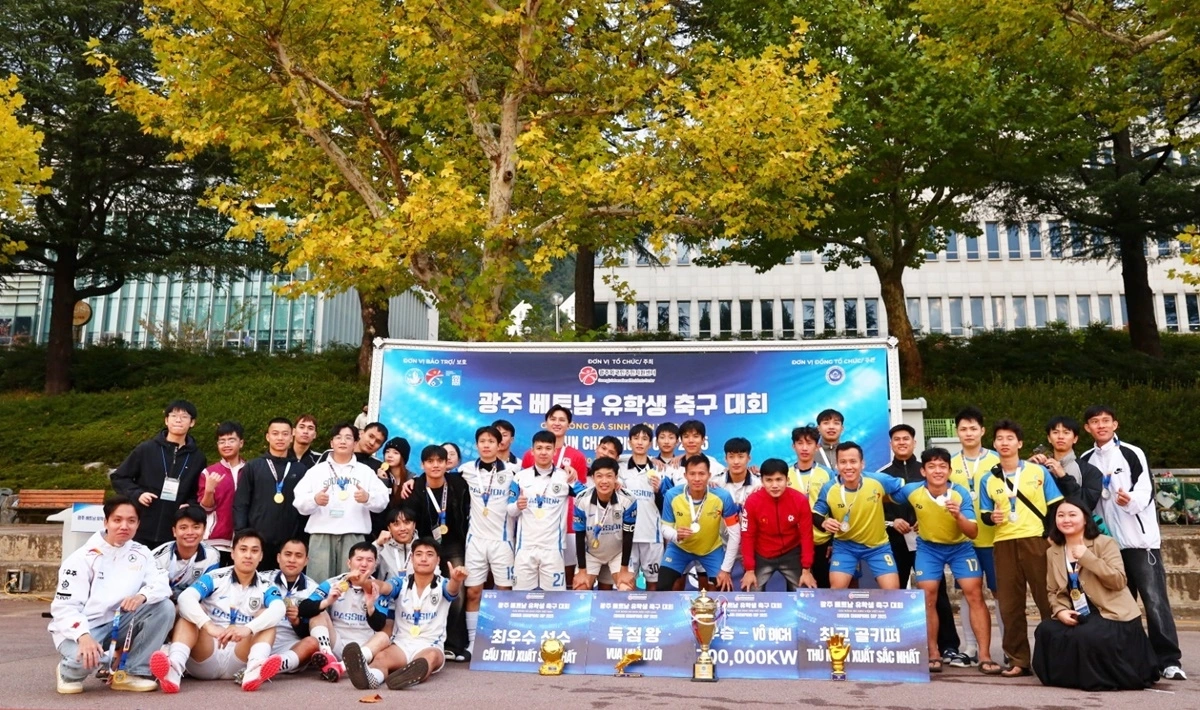 Tất cả những yếu tố này đã biến giải bóng đá không chỉ là một cuộc tranh tài kịch tính trên sân cỏ mà còn là một ngày hội giao lưu văn hóa, tạo cơ hội để các sinh viên gắn kết, chia sẻ niềm vui và cùng nhau tạo nên những kỉ niệm đáng nhớ.