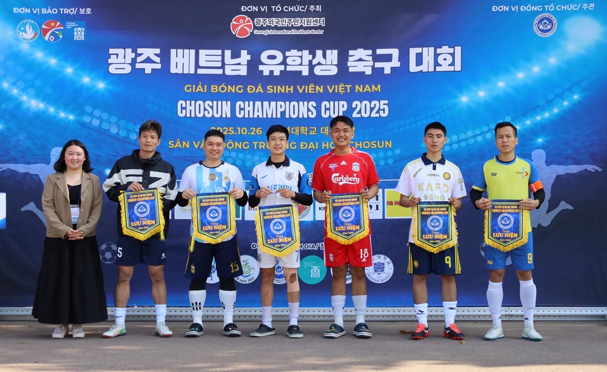 Bên cạnh các trận đấu hấp dẫn của hơn 100 vận động viên nam đến từ các trường, Ban tổ chức còn tổ chức các hoạt  hoạt động bốc thăm trúng thưởng, giao lưu giữa du học sinh.