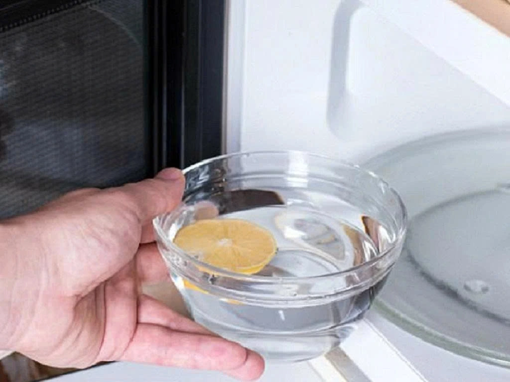 Giấm trắng là nguyên liệu đơn giản nhưng đa năng - vừa giúp món ăn thêm đậm vị, vừa có tác dụng hỗ trợ sức khỏe và vệ sinh nhà cửa