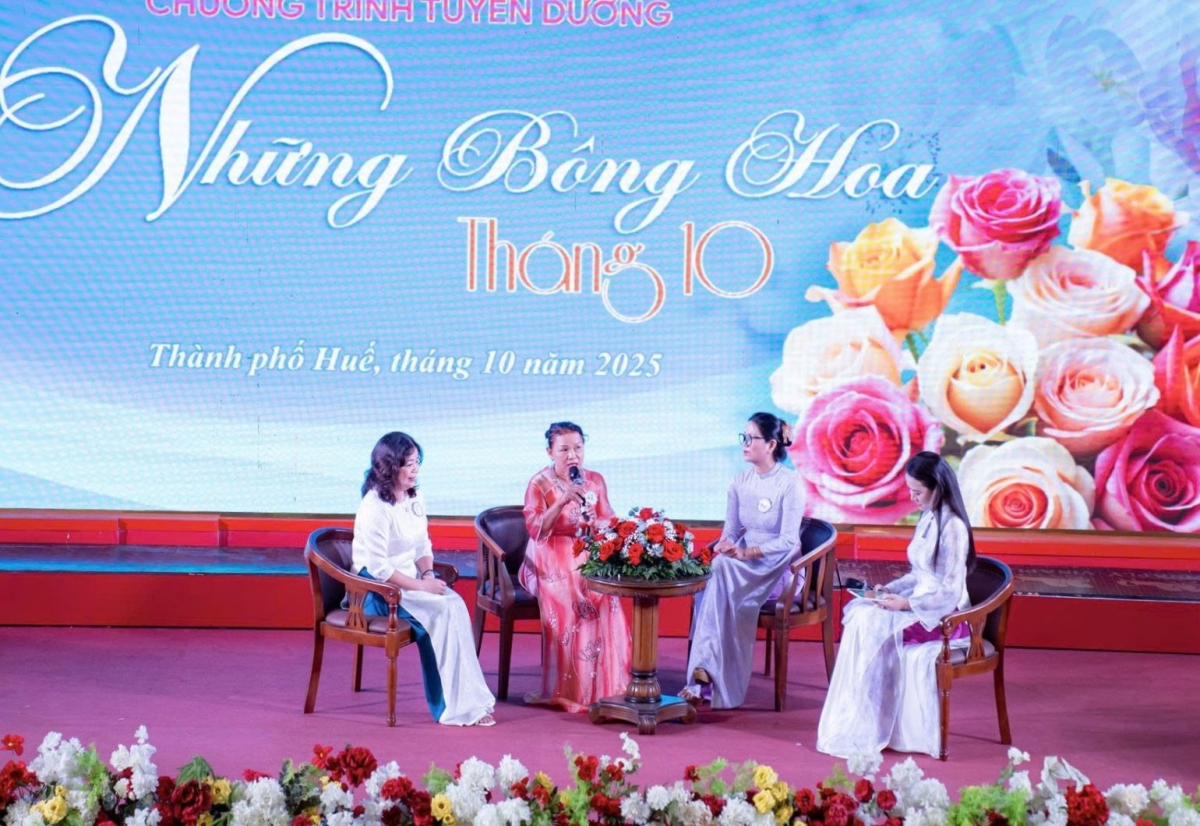 Giao lưu tại Chương trình Tuyên dương những bông hoa tháng 10