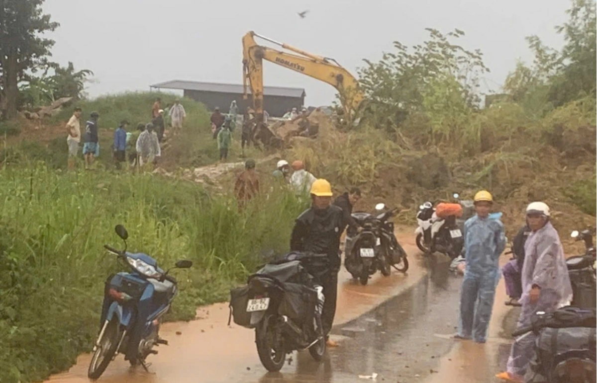 Sạt lở trên Quốc lộ 28B - Ảnh: B.H