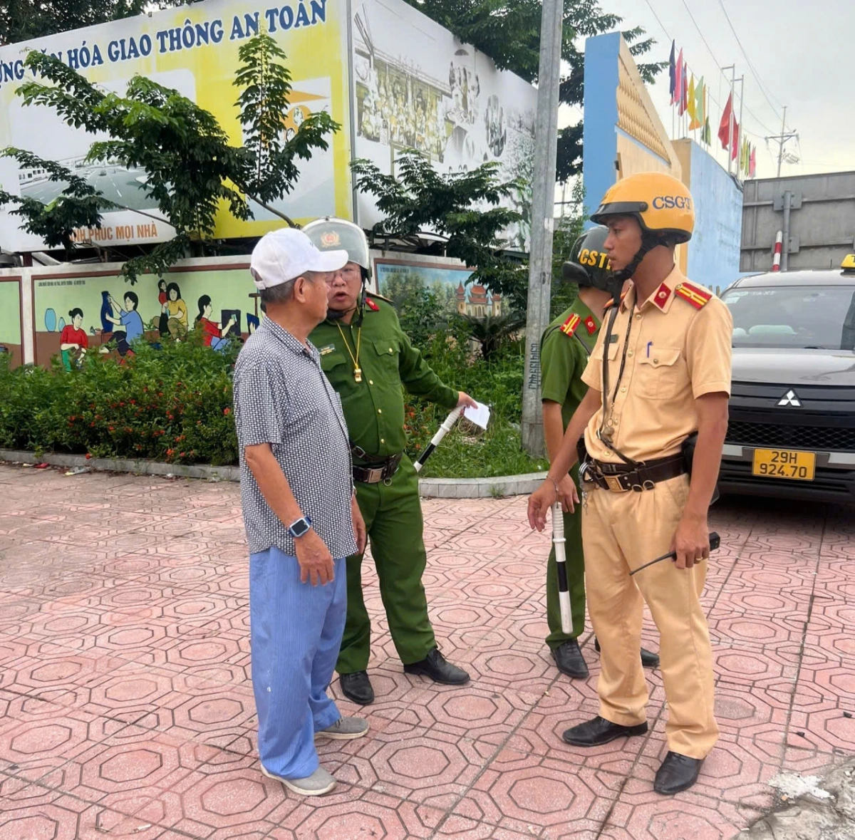 Các chiến sĩ Đội CSGT đường bộ số 8 và Công an xã Hồng Vân, Hà Nội phát hiện cụ ông Đỗ Xuân Năm, 72 tuổi bị lạc đường