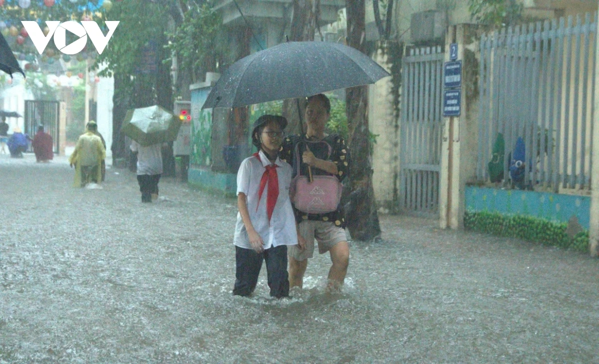 Mưa lớn gây ngập lụt ở Hà Nội sau cơn bão số 10 vừa qua