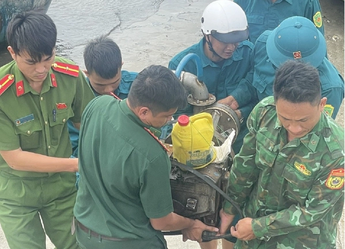 Các lực lượng giúp chủ tàu tháo dỡ, trục vớt phần thân máy, đưa phương tiện lên bờ an toàn. Ảnh: B.H