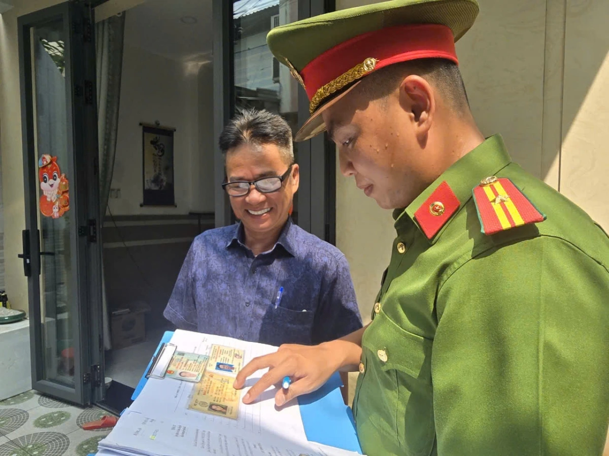 Cùng với việc rà soát dữ liệu, Công an TP.HCM cũng tuyên truyền, hướng dẫn người dân chuyển đổi GPLX mô tô bằng giấy bìa sang GPLX điện tử hoặc thẻ PET. (Ảnh: PC08)