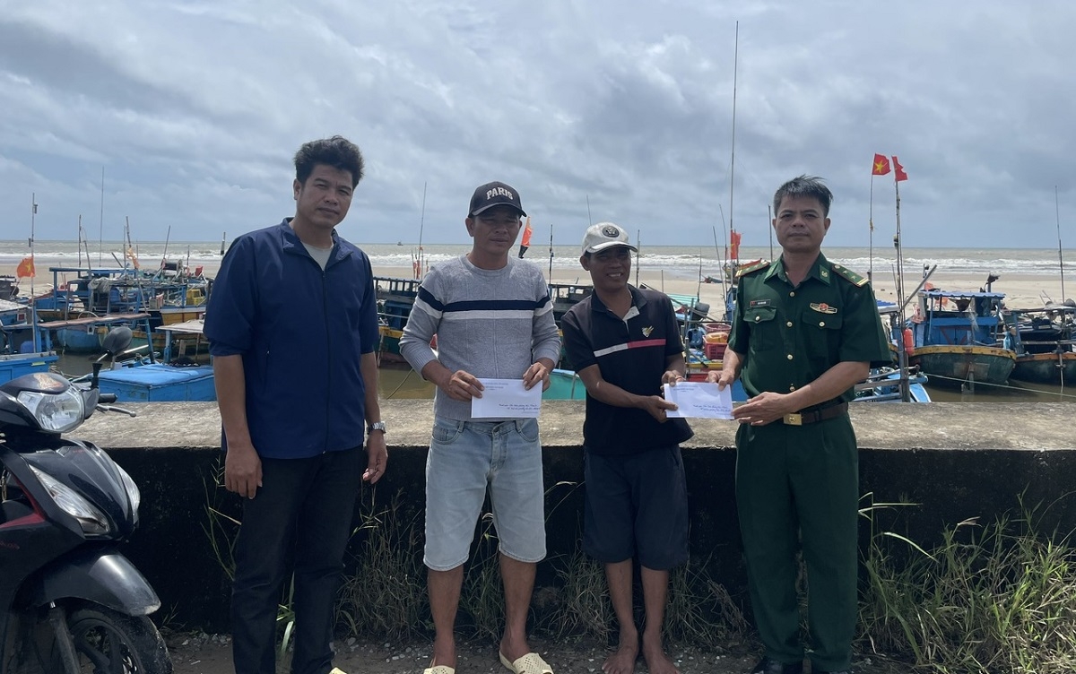 Trung tá Đào Xuân Mến, Đồn trưởng Đồn Biên phòng Tân Thành động viên, thăm hỏi các hộ ngư dân bị nạn. Ảnh: B.H