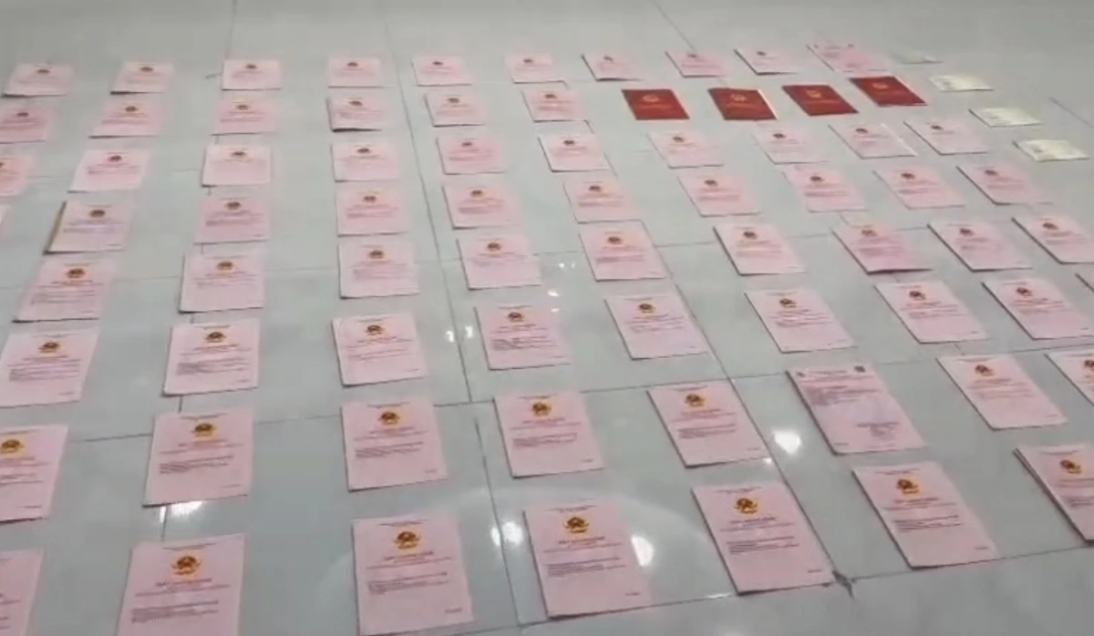 Kiểm tra két sắt của Ngân 98, công an thu giữ 80 giấy chứng nhận quyền sử dụng đất (sổ đỏ), hơn 8.000 USD, 4 sổ tiết kiệm ngân hàng cùng một số giấy tờ, vật chứng liên quan khác