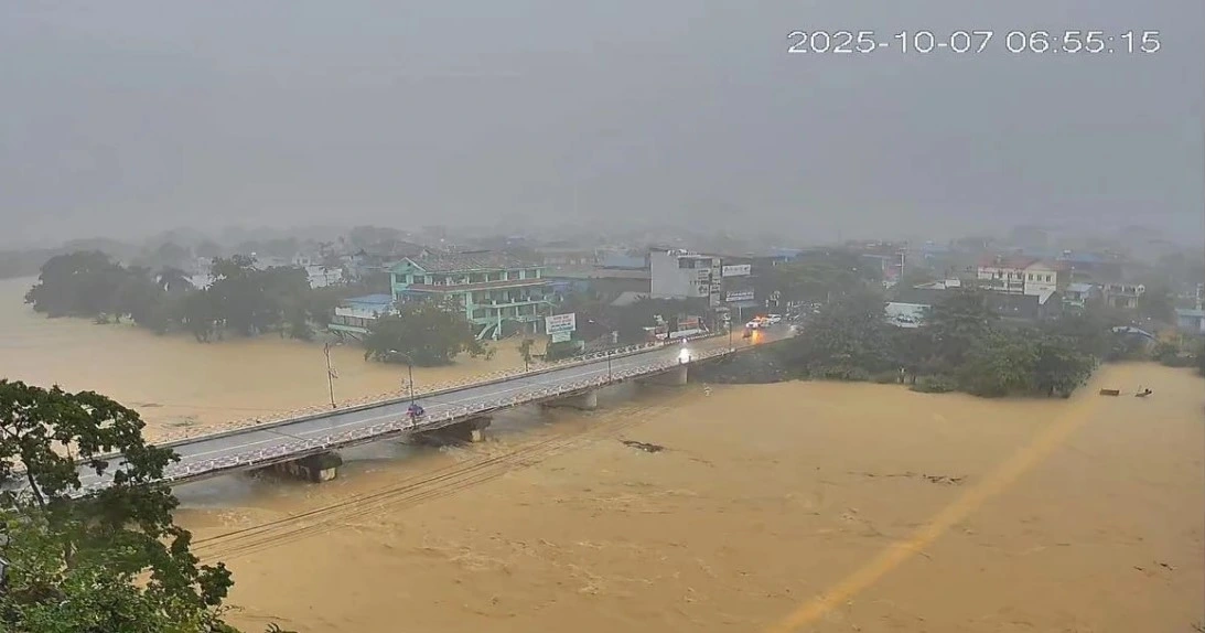 Nước sông Cầu vượt báo động 3, Thái Nguyên ngập sâu trong nước lũ