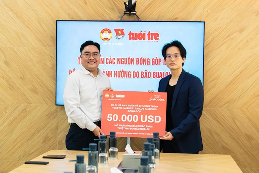 Ca sĩ Hà Anh Tuấn (phải) đã đến Văn phòng Thành đoàn TP.HCM để đóng góp 50.000 USD (tương đương hơn 1,3 tỷ đồng) cho đồng bào bị ảnh hưởng vì bão Bualoi. Ảnh: BTC