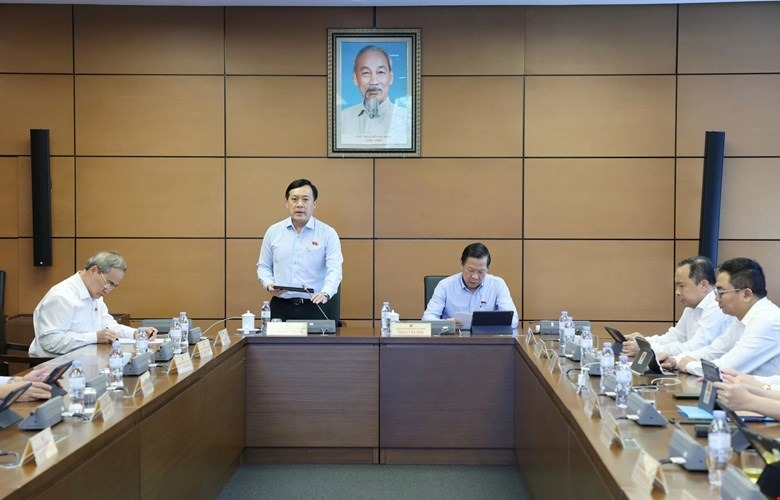Đại biểu Hà Phước Thắng nêu ý kiến tại phiên thảo luận tổ.