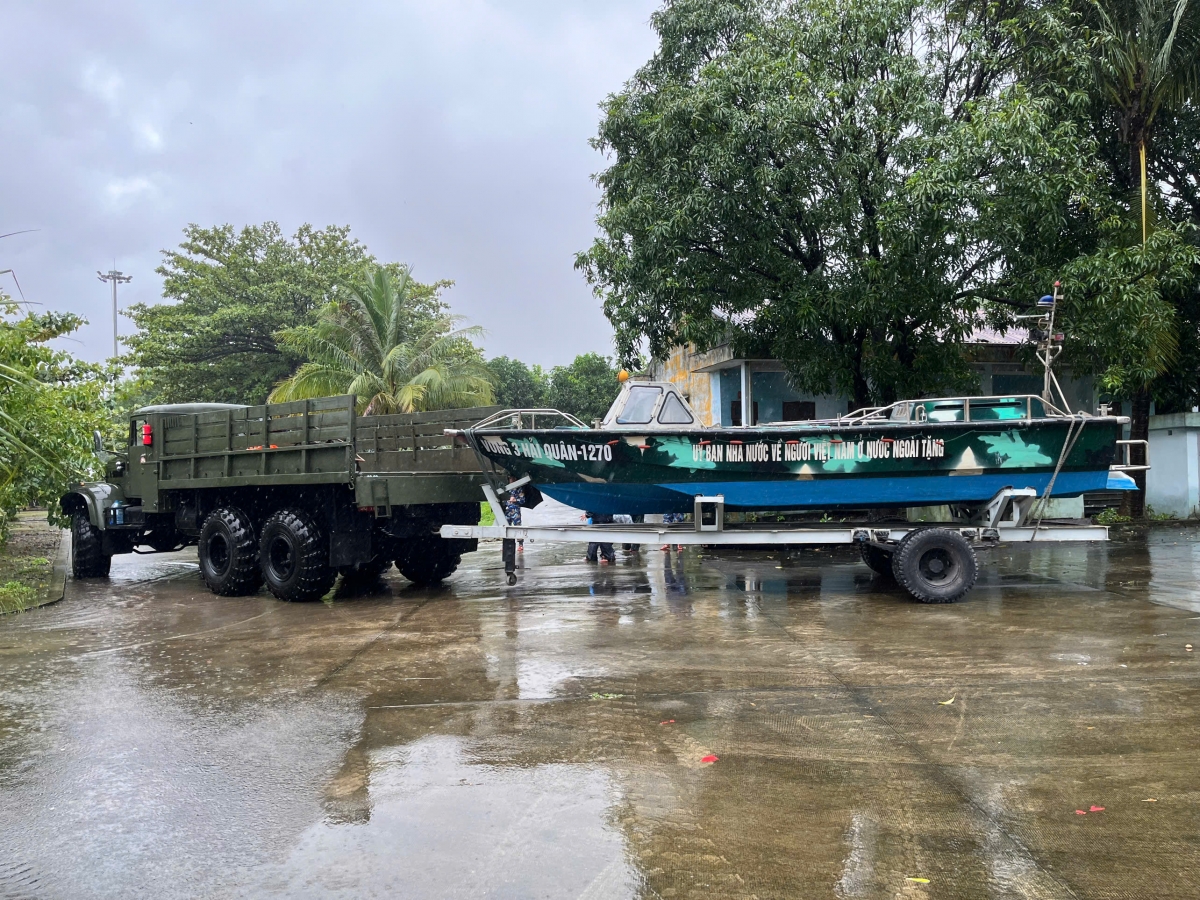 Vùng 3 Hải quân điều động xuồng, xe ô tô chuyên dụng giúp nhân dân thành phố Huế, thành phố Đà Nẵng ứng phó với mưa lũ. (Ảnh: Quân chủng Hải quân)