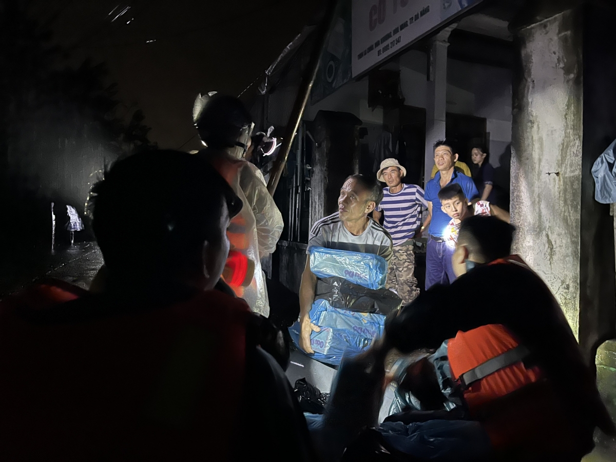 Hải quân cứu trợ người dân vùng lũ. (Ảnh: Quân chủng Hải quân)