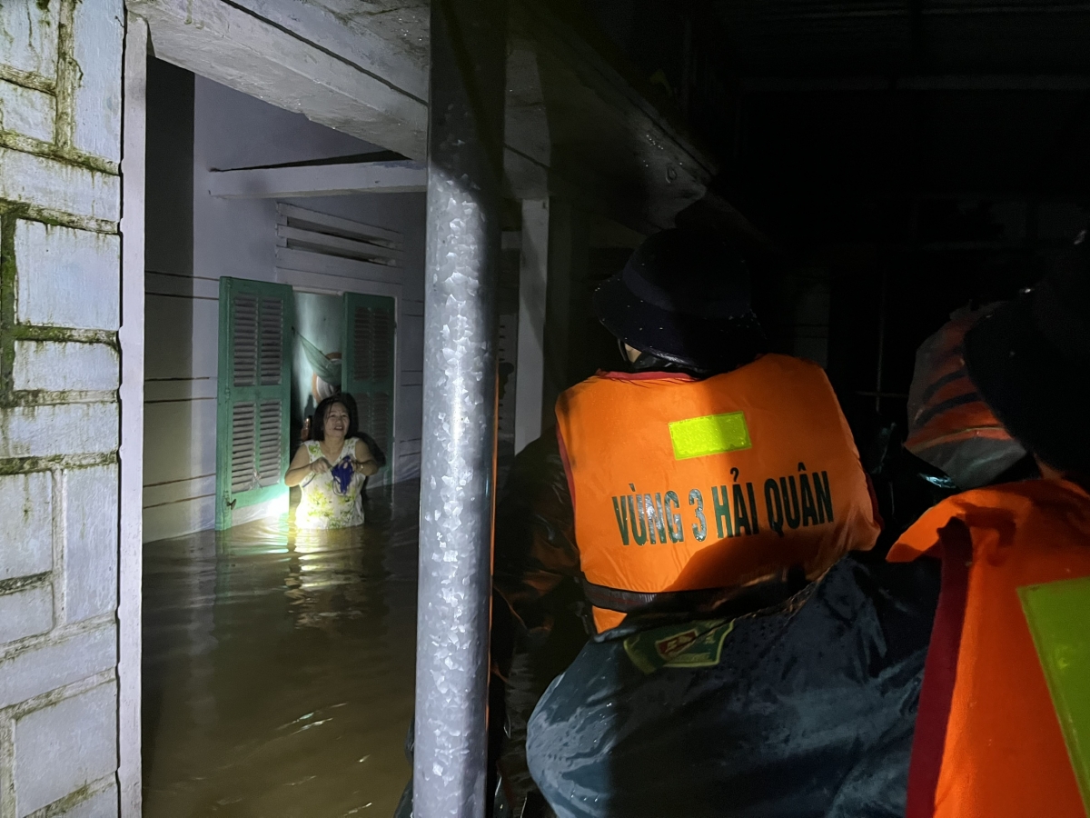 Bộ đội Hải quân cùng lực lượng vũ trang địa phương chuyển lương thực, nước ngọt đến tay từng hộ dân. (Ảnh: Quân chủng Hải quân)