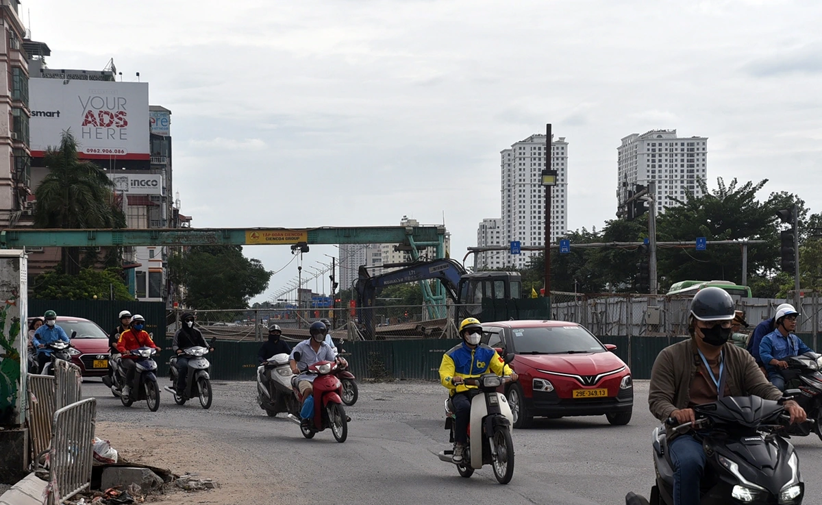 Dòng xe cộ lưu thông tấp nập trên đường Giải Phóng.