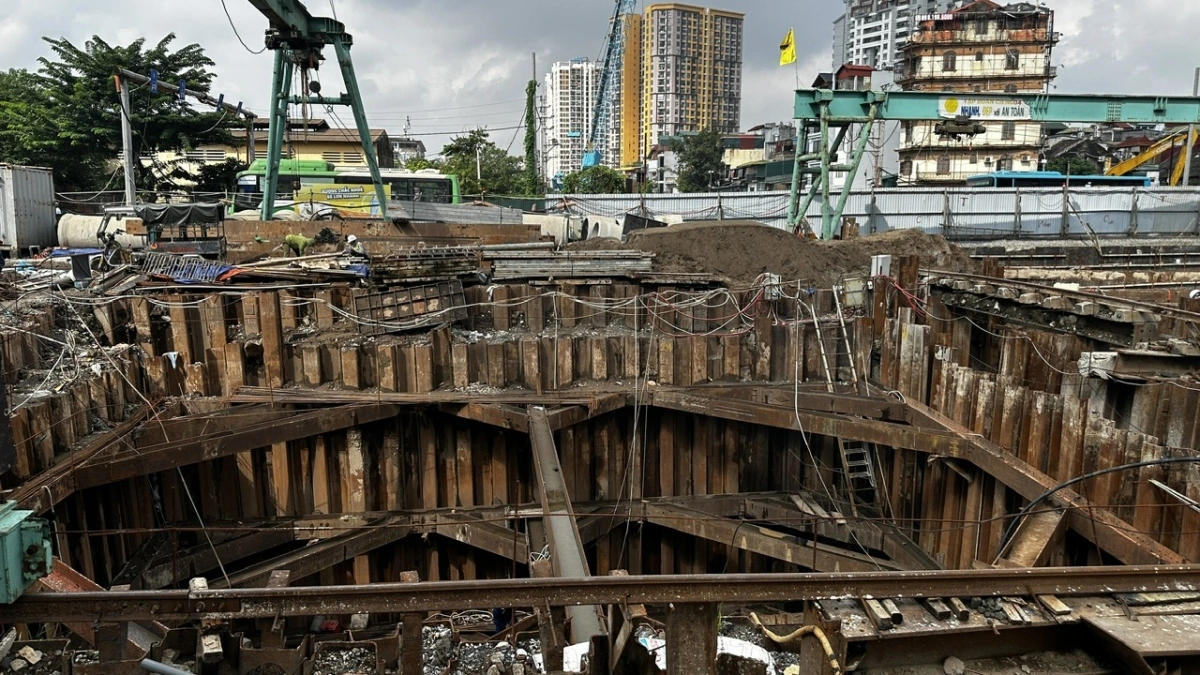  Khung thép khổng lồ hiện ra dưới lòng đường​​​​​