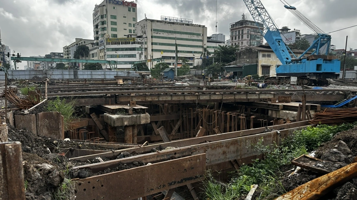 Tại vị trí thi công hạng mục hầm chui đoạn bên dưới đường sắt.