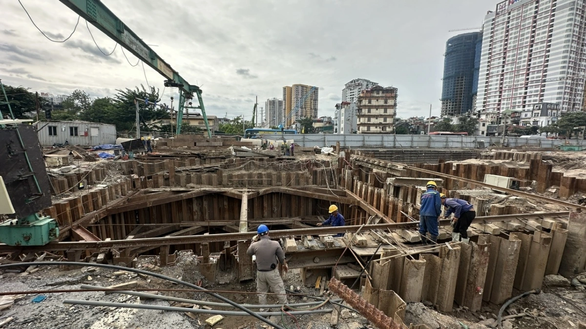 Công nhân hàn cắt tạo nên “bức tường thép.