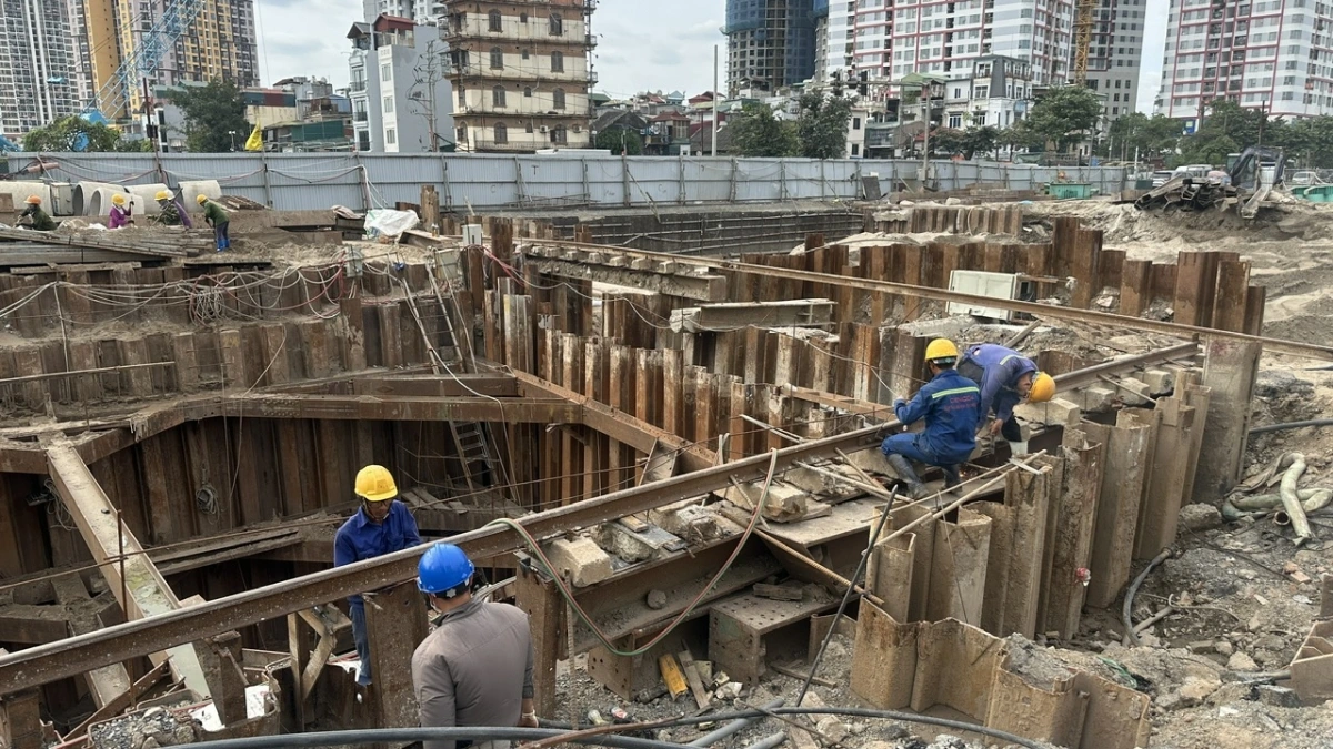 Tại vị trí thi công đốt hầm trên đường Giải Phóng công nhân khẩn trương làm việc.