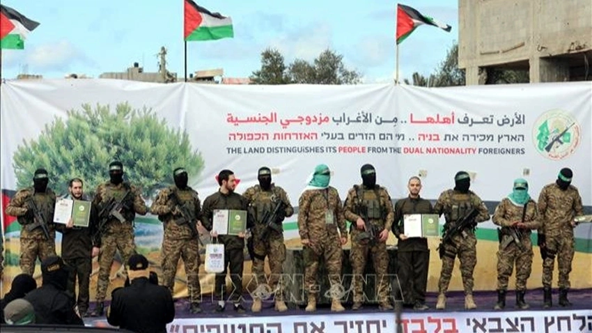 Phong trào Hamas trao trả các con tin Israel cho Ủy ban Chữ thập đỏ quốc tế, theo thỏa thuận ngừng bắn, tại trại tị nạn Nuseirat ở miền trung Dải Gaza - Ảnh: Reuters/TTXVN)