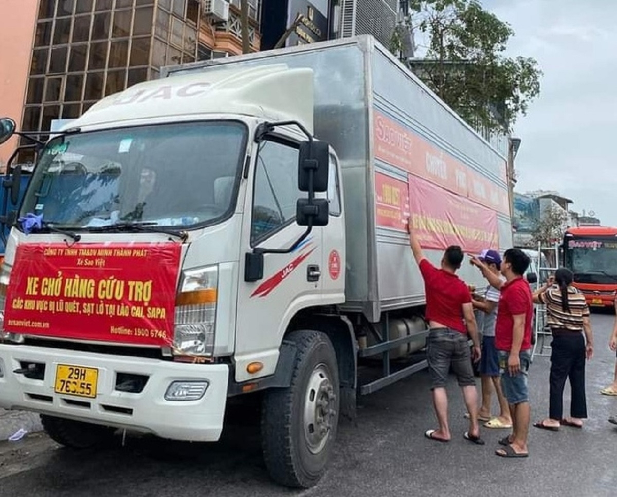 Xe chở hàng cứu trợ cho ngưởi vùng lũ     (Ảnh: VGP)