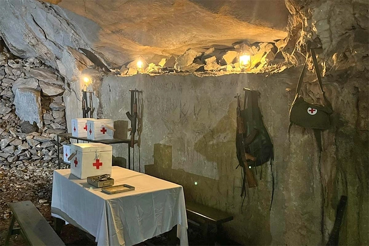 “Hang chỉ huy” là một điểm di tích tại Km12, Đường 20 Quyết Thắng, thuộc Vườn Quốc gia Phong Nha – Kẻ Bàng. (Ảnh: đơn vị cung cấp)