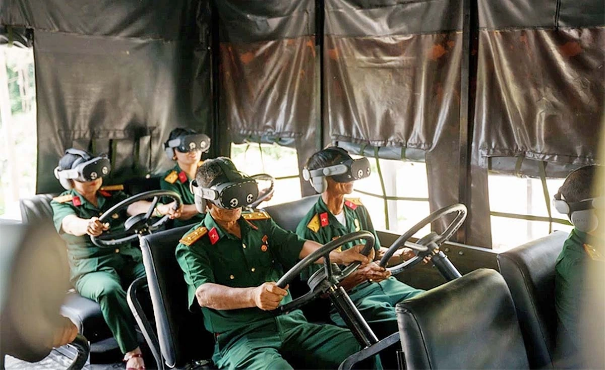 Điều tạo nên sự thú vị cho hành trình khám phá là trải nghiệm 9D, với cảm giác được xúc tác ở khu vực trải nghiệm lái xe bằng công nghệ thực tế ảo 9D kết hợp với mô hình xe Zil-130. (Ảnh: đơn vị cung cấp)