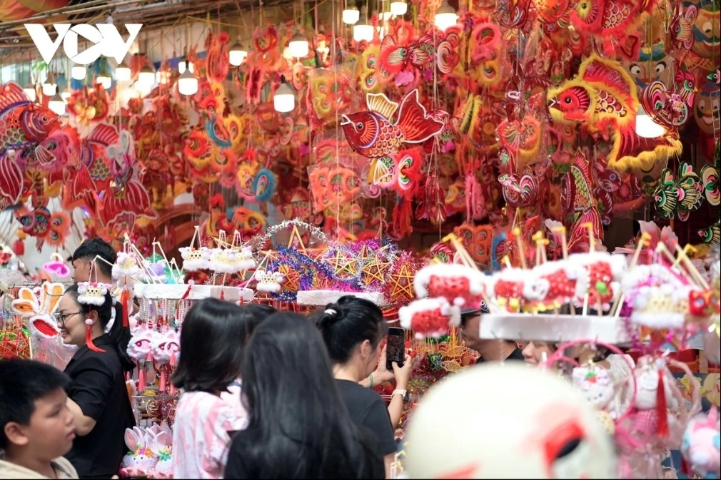 Shops are bustling with customers, offering a vibrant array of colorful traditional toys as people prepare to celebrate the Mid-Autumn Festival, which falls on the 15th day of the eighth lunar month, or October 6 this year.
