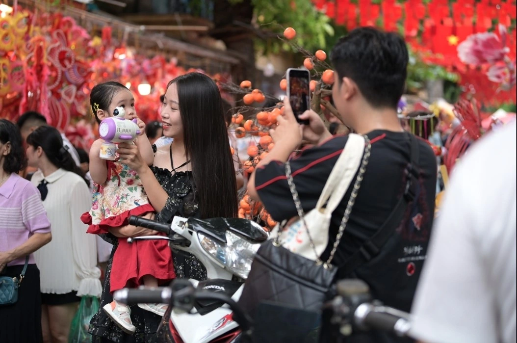 The Mid-Autumn Festival is also considered the ideal time to teach children about Vietnamese culture.