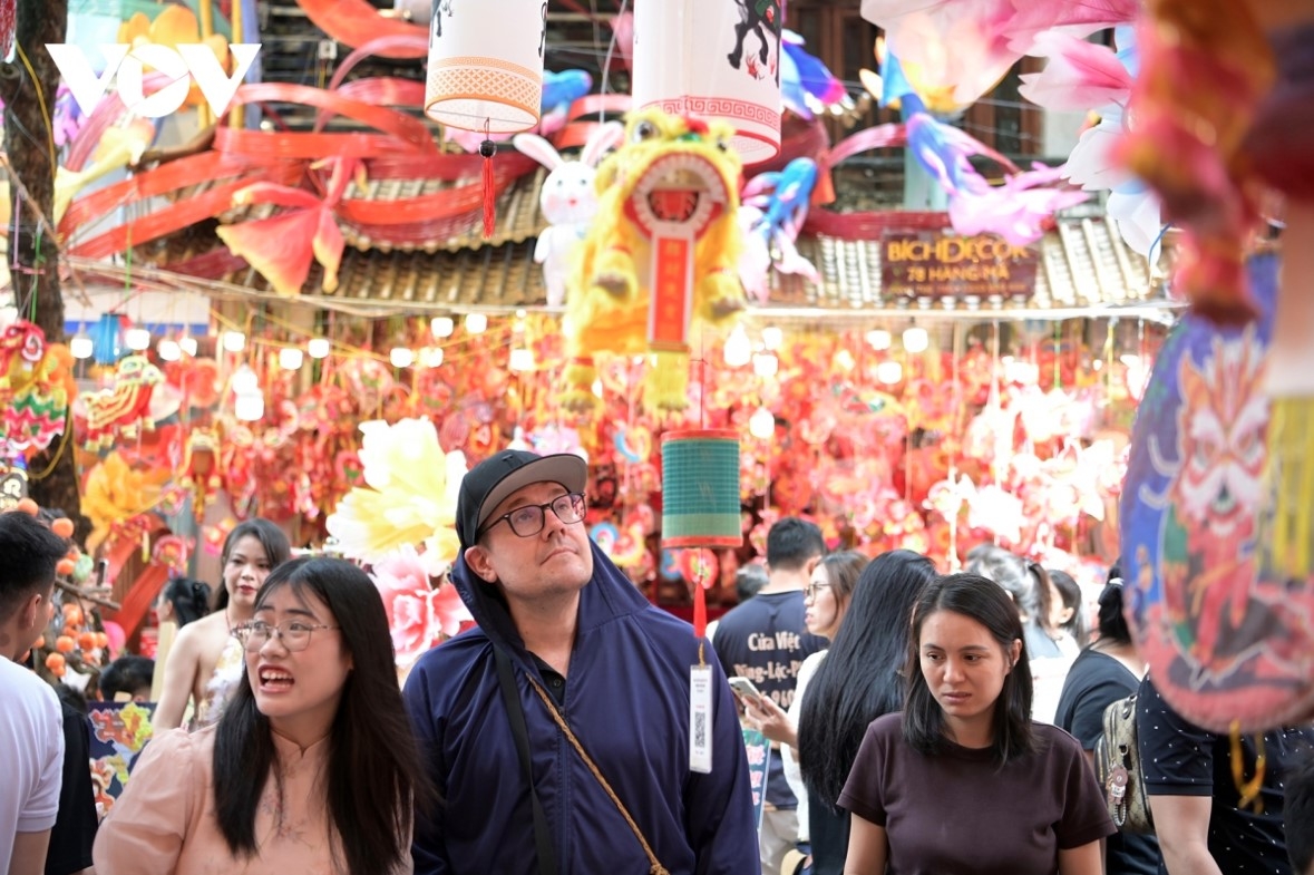 A foreign traveler joins the joyous atmosphere of the Mid-Autumn Festival.