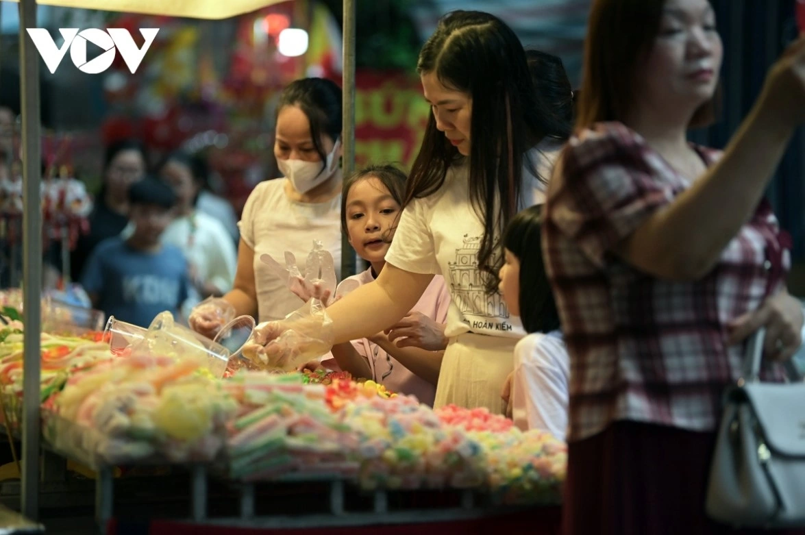 Delicious street food is also available, attracting many visitors.