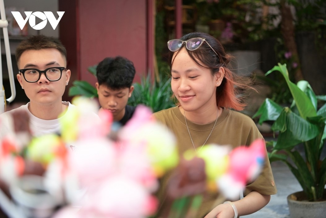Duc Anh, owner of a toy store on Hang Ma Street, shares that sales of traditional Mid-Autumn Festival toys are strong this year, driven by reasonable prices and a wide variety of designs.