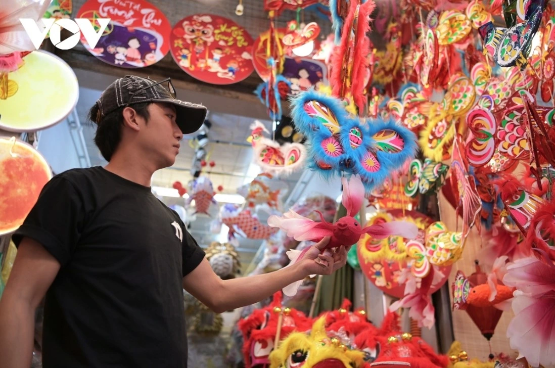 “Traditional toys made from familiar materials and with clear origins are also a key reason why many people choose them,” says Anh Duong, owner of a toy shop.