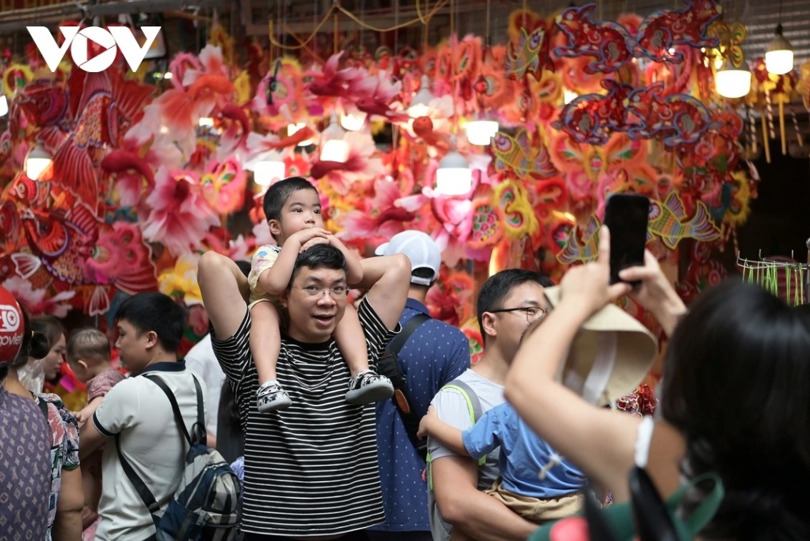 Many families view the Mid-Autumn Festival as a chance to reunite and share gifts with their children.