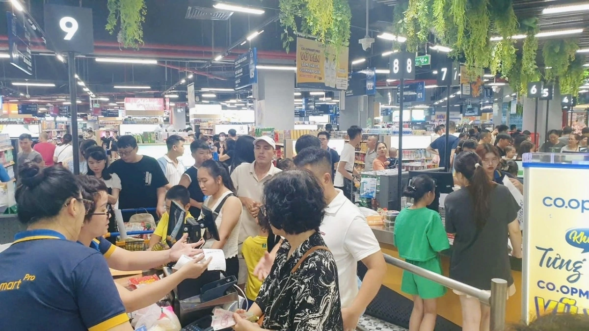 Hàng ngàn khách hàng trải nghiệm không gian mua sắm mới, hiện đại, nhiều tiện ích cao cấp tại Co.opmart Pro Vũ Yên