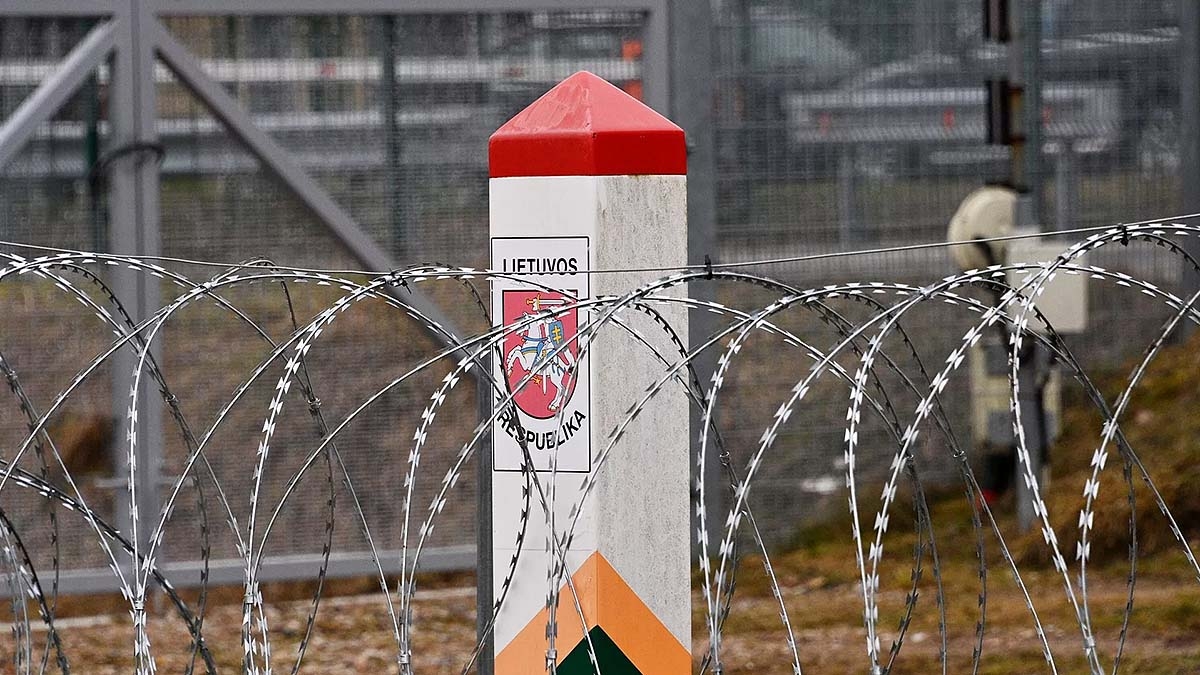 Hàng rào thép gai trên biên giới Belarus-Lithuania gần một trạm kiểm soát – (Ảnh: Sputnik)