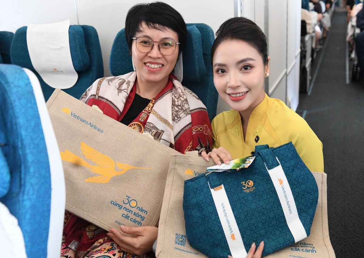 Hành khách thích thú khi nhận được các món quà nhỏ mang ý nghĩa bảo vệ môi trường từ Vietnam Airlines