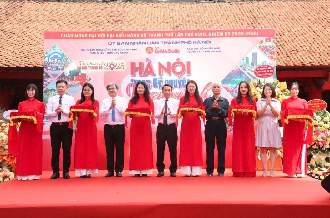 Jointly held by the Kinh te &amp; Do thi (Economics and Urban) newspaper, the Hanoi Elderly Photographers Club and the Temple of Literature, the event is part of activities marking the 71st anniversary of the city’s Liberation Day (October 10).
