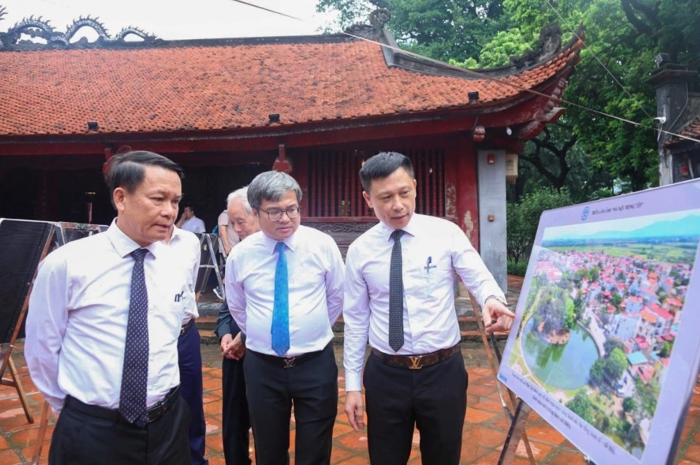 Attending the opening ceremony are Permanent Vice President of the Vietnam Journalists Association Nguyen Duc Loi, Vice Chairman of the Hanoi People's Committee Truong Viet Dung, along with many artists, reporters, and photographers.
